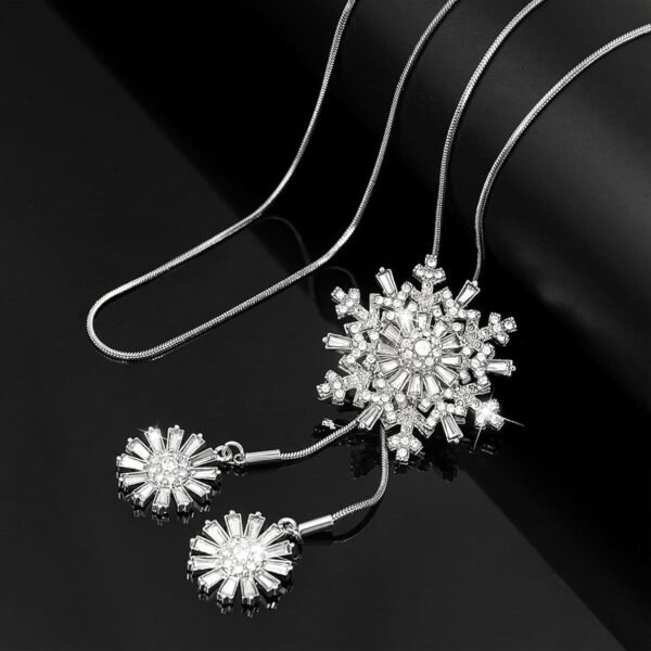 Winter Snowflake Charm Long Chain Sweater Necklace Dainty Cubic Zirconia Snowflake Pendant Necklace Silver Trendy Christmas Jewelry for Women Elegant Y Chain Jewelry